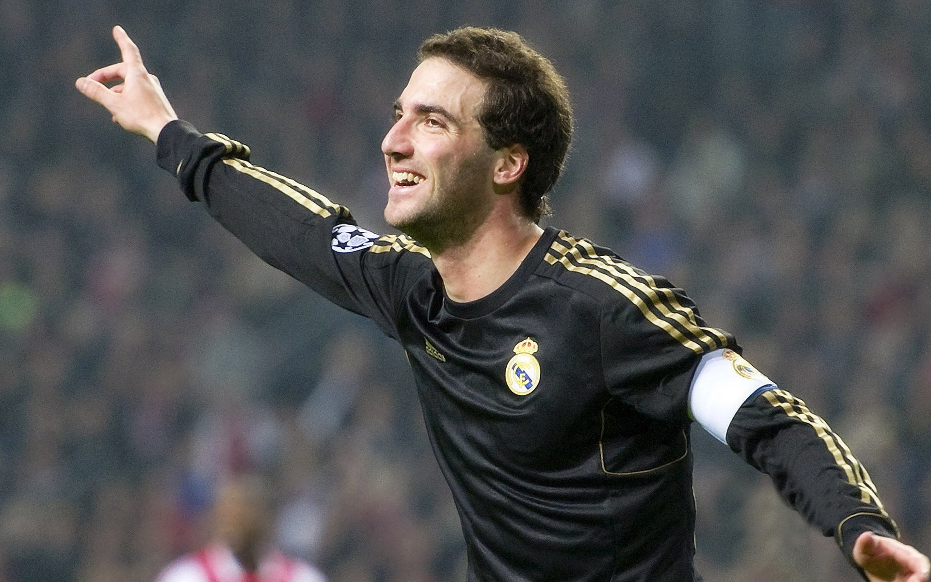 国际比赛日引发球迷社群活跃讨论与评论,国外球迷论坛